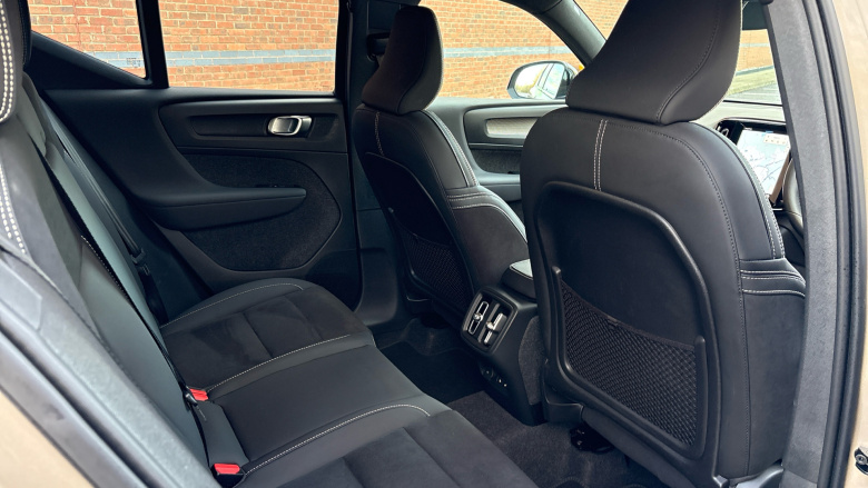 Volvo XC40 2.0 B4P Plus Dark 5dr Auto Petrol Estate